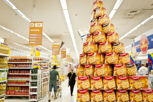 Simulação de árvore de natal feita com caixas de panetone no supermercado