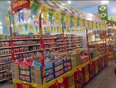 Estande simulando barraca de festa junina dentro do supermercado