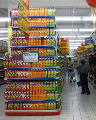  Imagem da ponta de uma gôndola em um supermercado